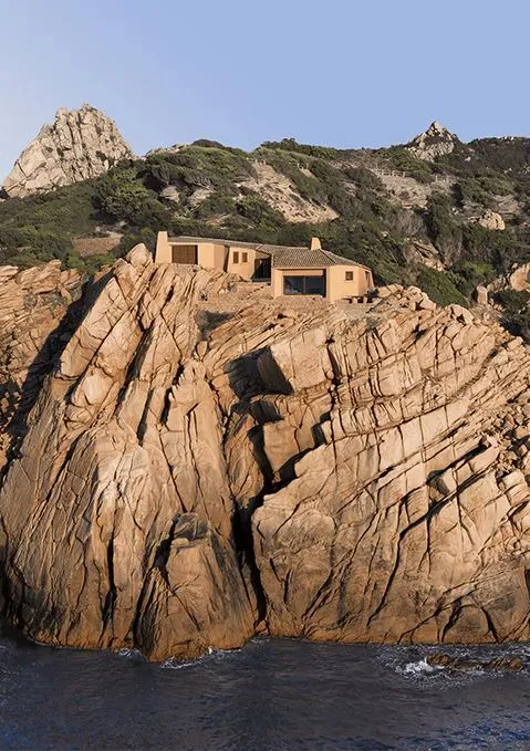 Hiša Casa Scalesciani na vrhu pečine nad morjem, arhitekt Alberto Ponis