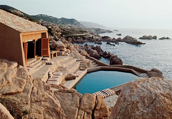 Pogled na hišo Casa Gostner in njen privatni bazen na pečini pred morjem, arhitekt Alberto Ponis