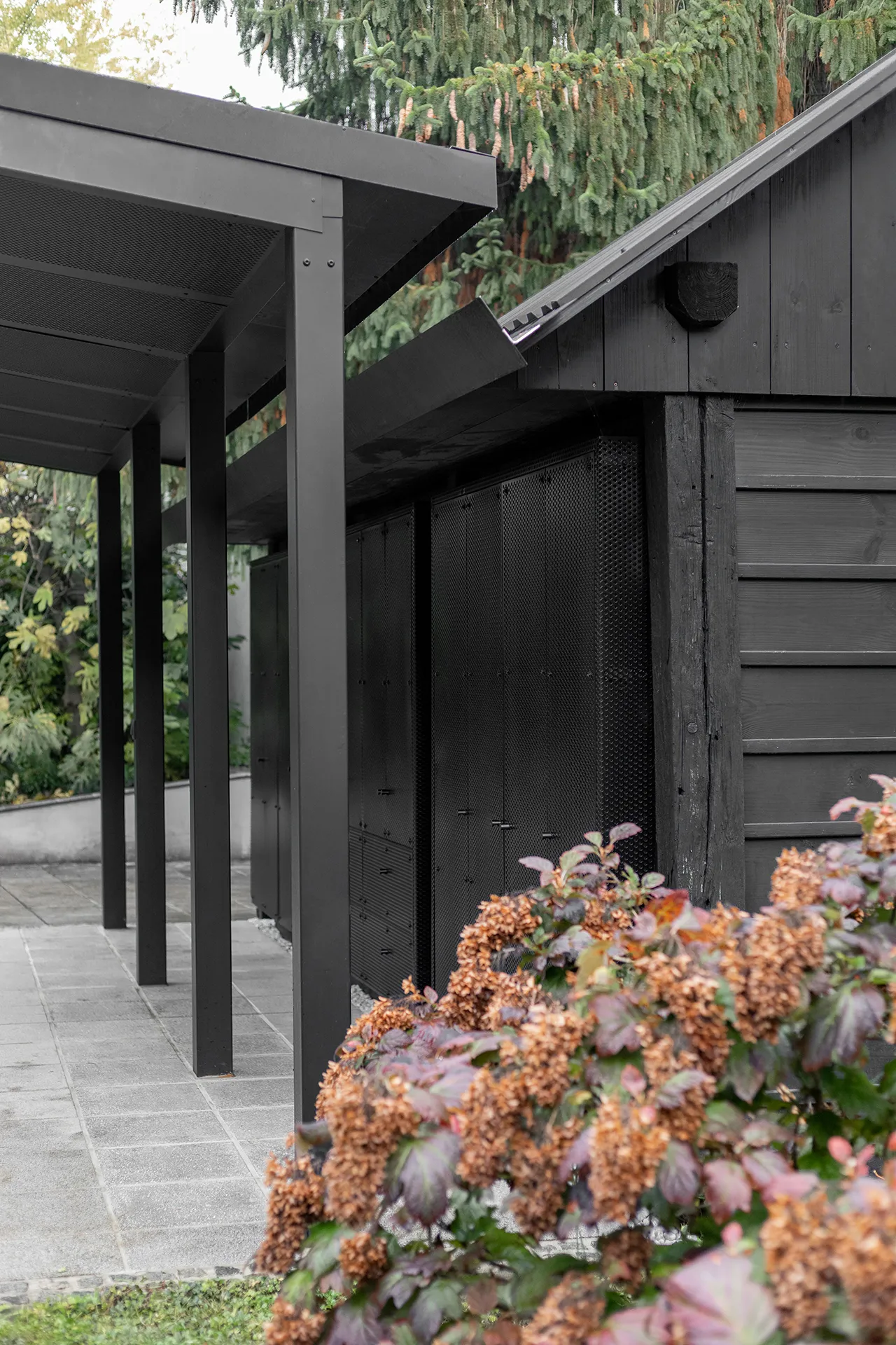 prekrivanje strešin nadstrešnice in čebelnjaka, s skupnim žlebom