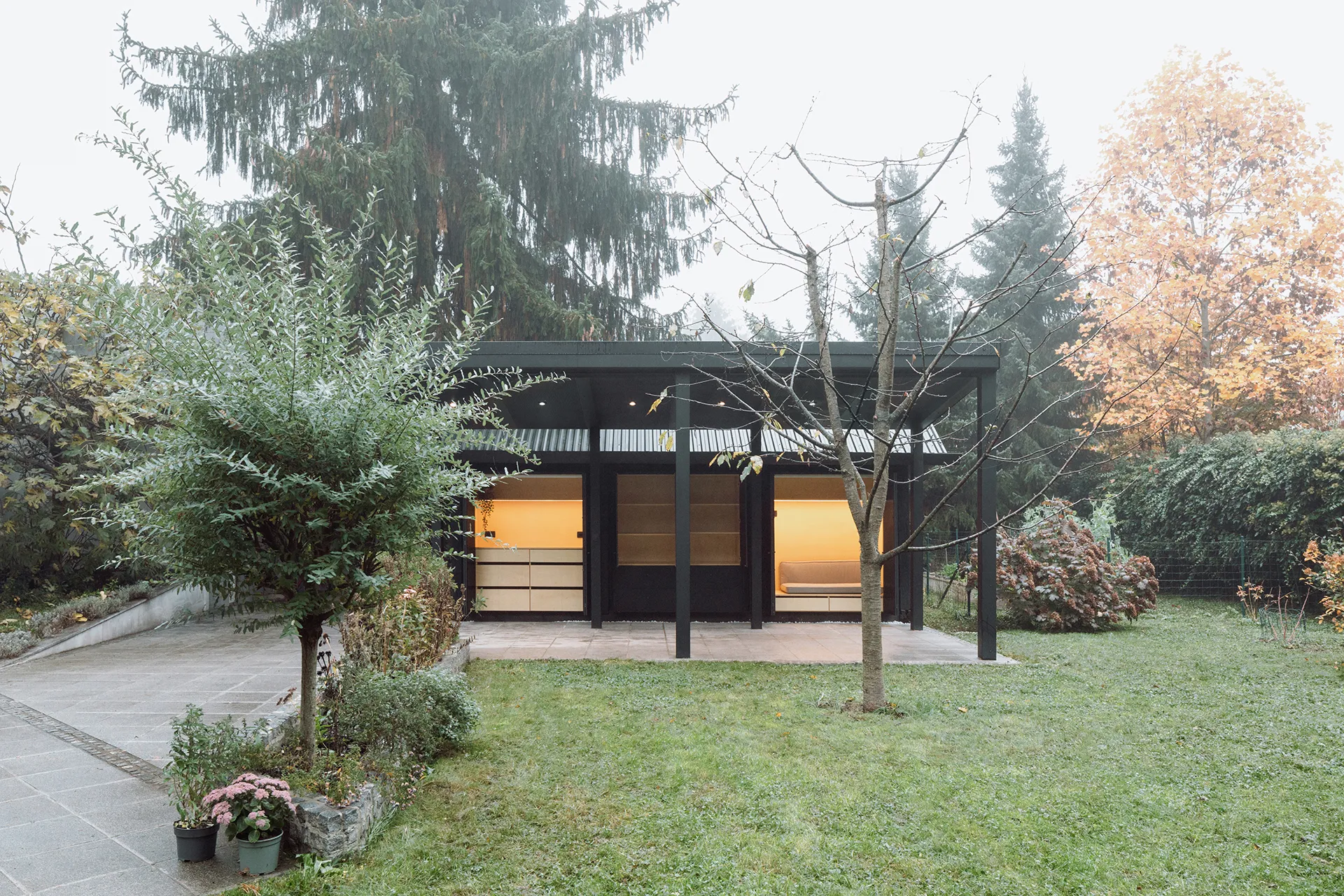 čebelnjak z odprtimi panji proti zunanji terasi