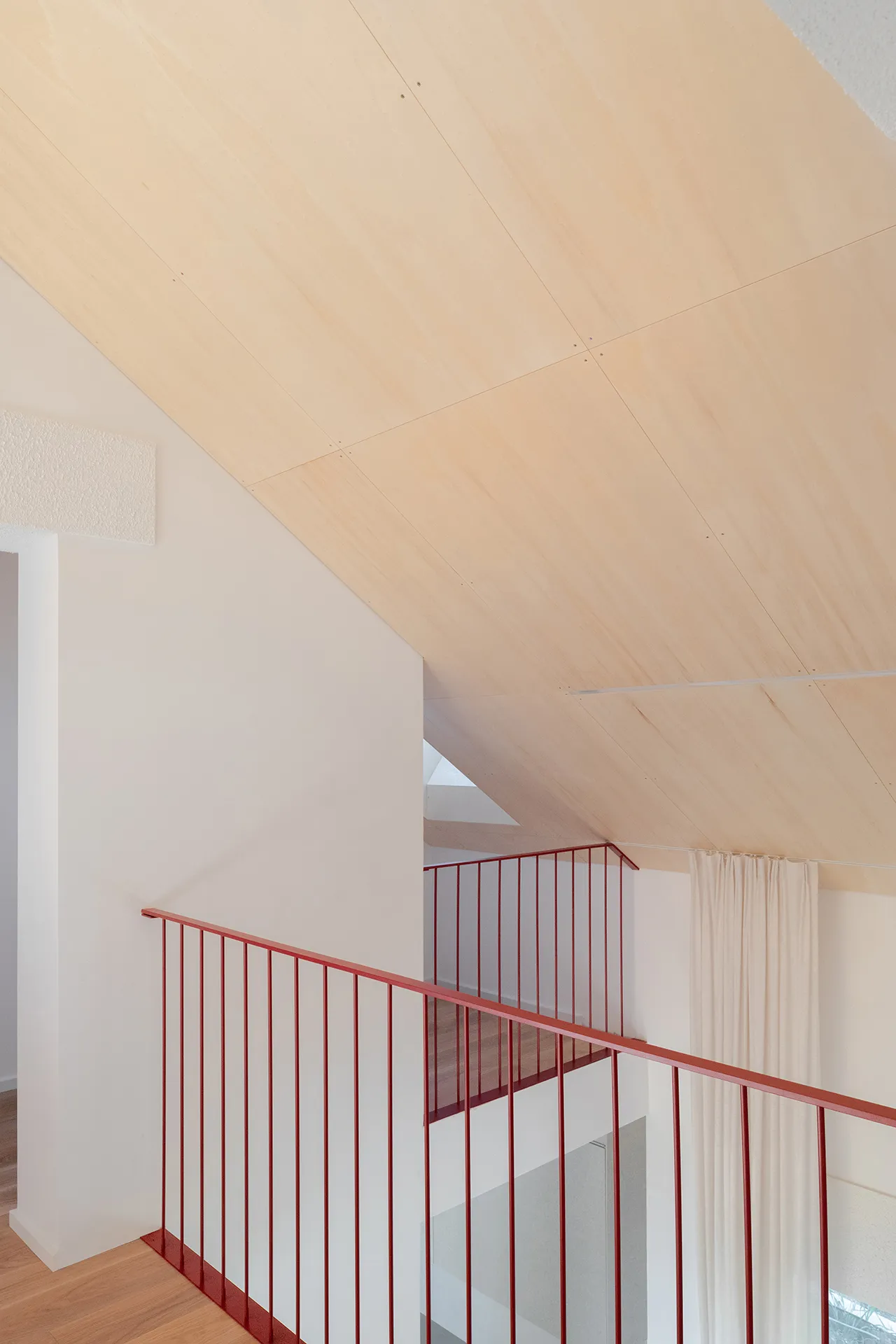 ples in prekrivanje različnih materialov in geometričnih oblik arhitekture in pohištva