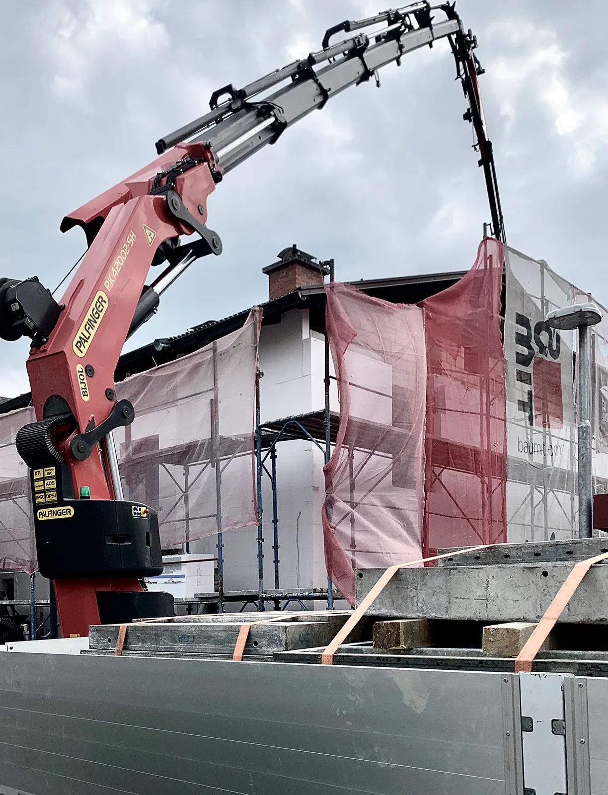 montaža stavbnega pohištva in dvig stekel preko objekta