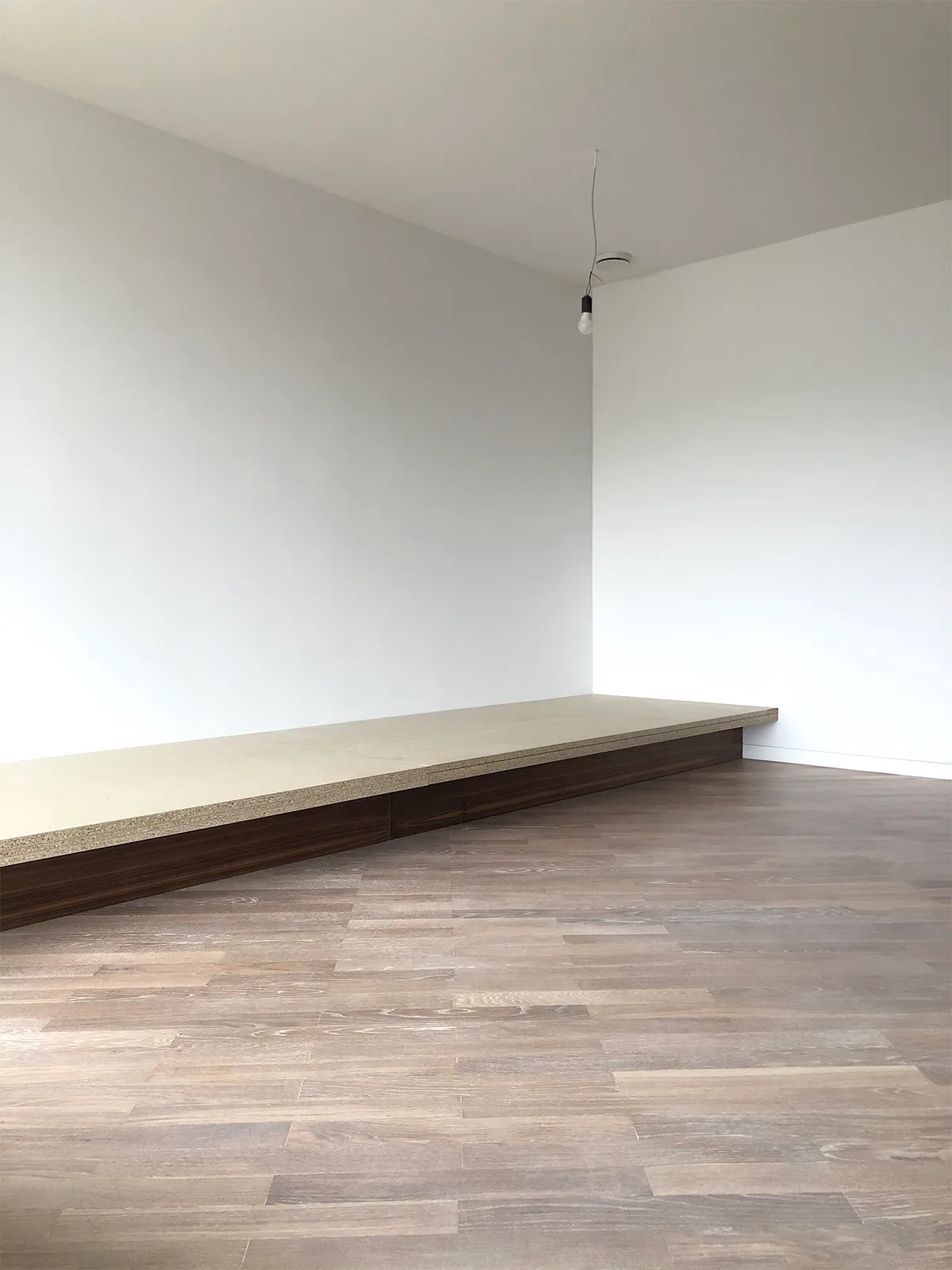 pripravljena podlaga za oblazinjenje zofe po meri v dnevni sobi