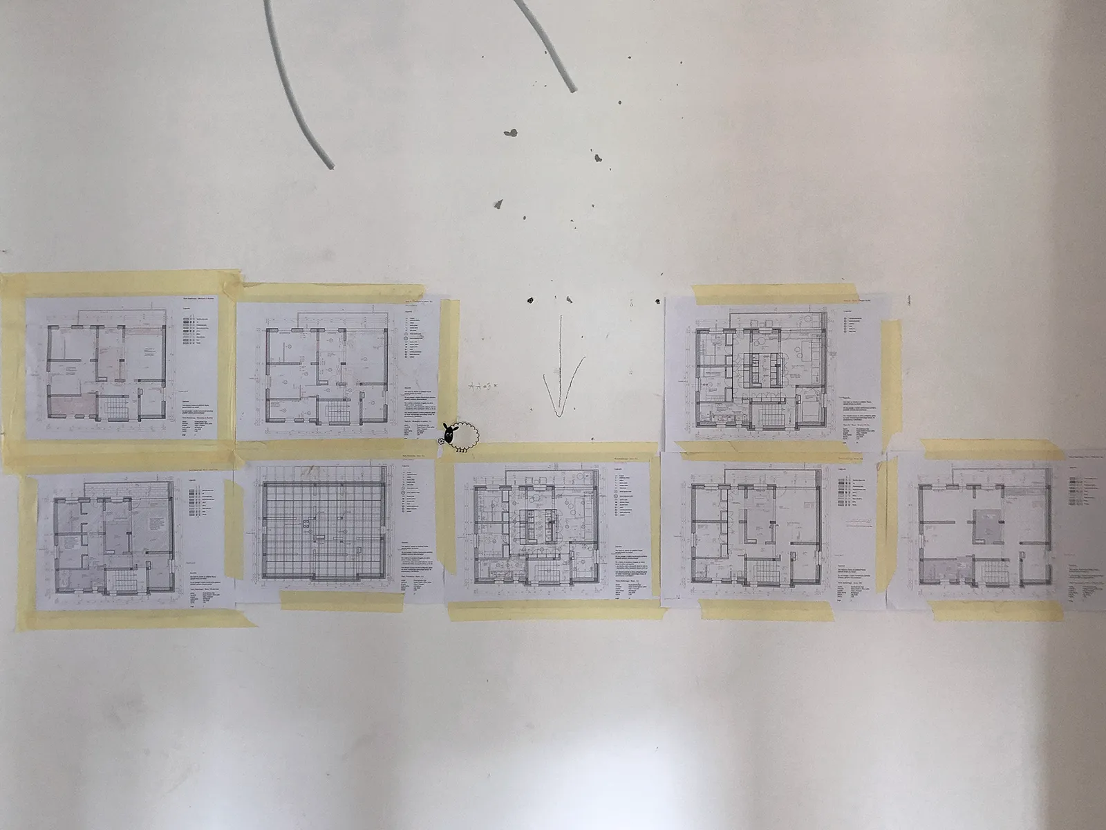 načrti na steni gradbišča