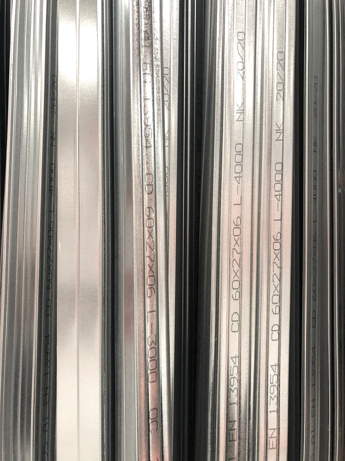 izbor suhomontažnih profilov za vidne elemente stene z unikatnimi detajli