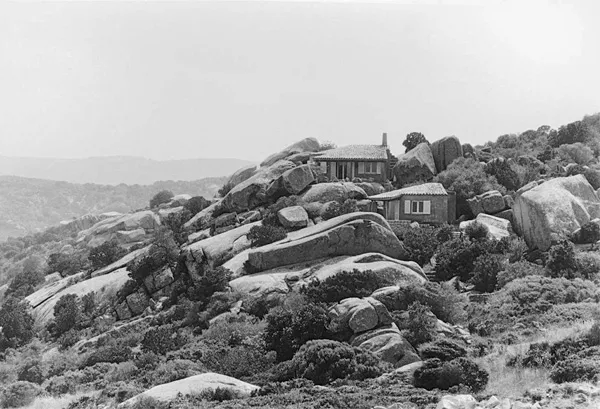 Hiša Casa Bak se tako sklada s pokrajino, da je skoraj nevidna, arhitekt Alberto Ponis