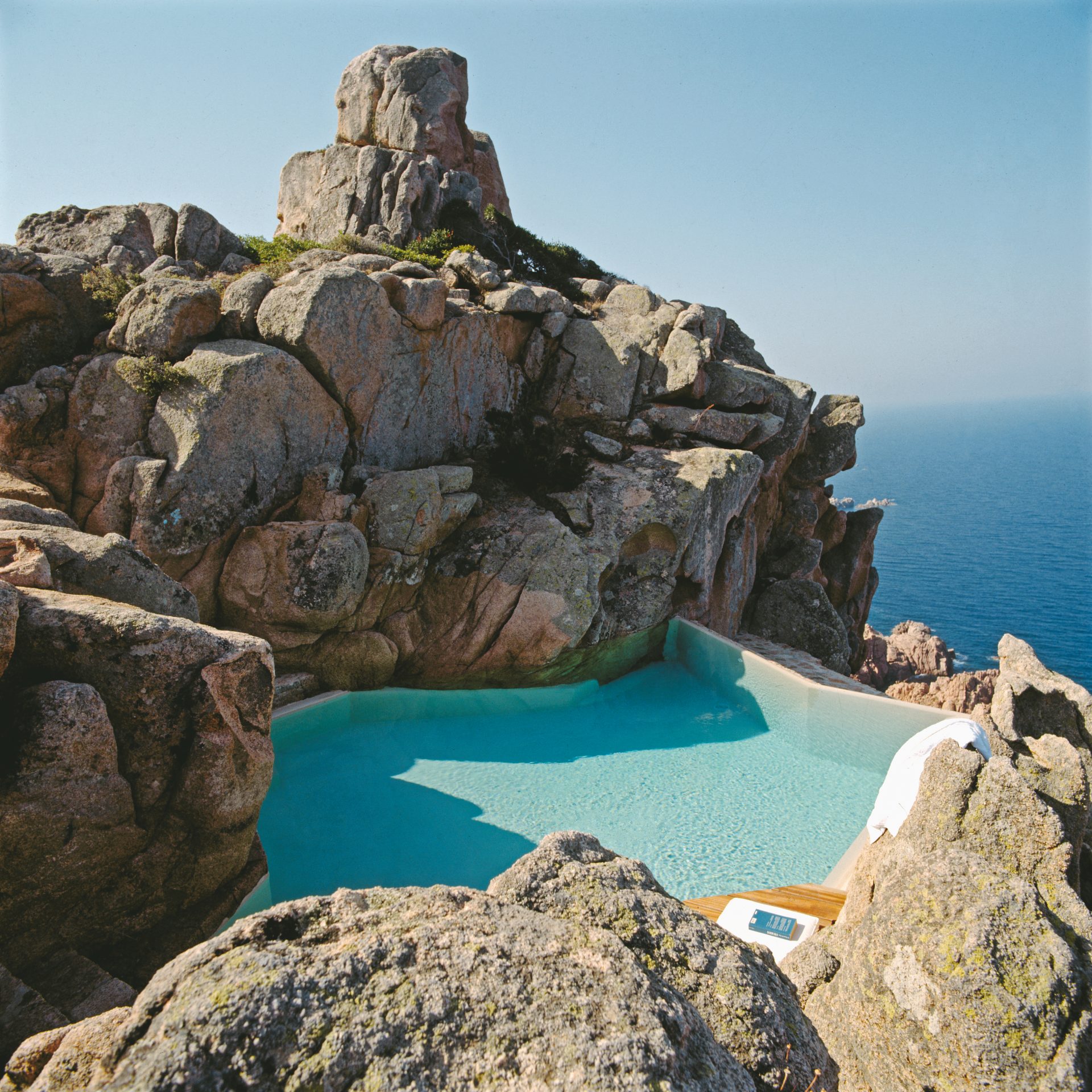 Bazen, ujet med skalovje v okolici hiše Casa di Ivan, arhitekta Alberta Ponisa