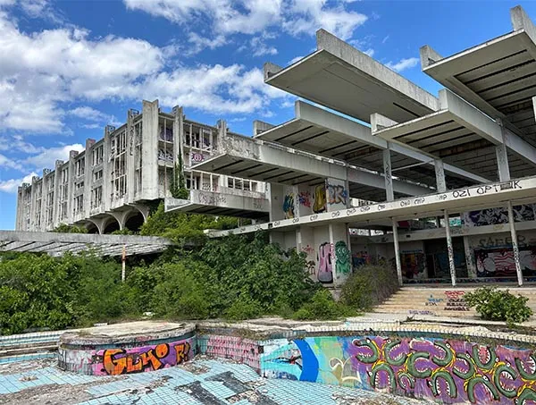 fotografija ruševine hotelskega kompleksa Haludovo - danes