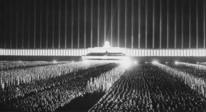 Fotografija nacističnega zborovanja v Nurnbergu leta 1934.