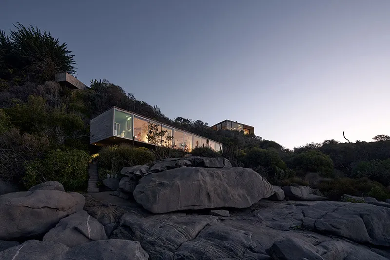 Hiša na divjem pobočju obale neokrnjene narava v Čilah.