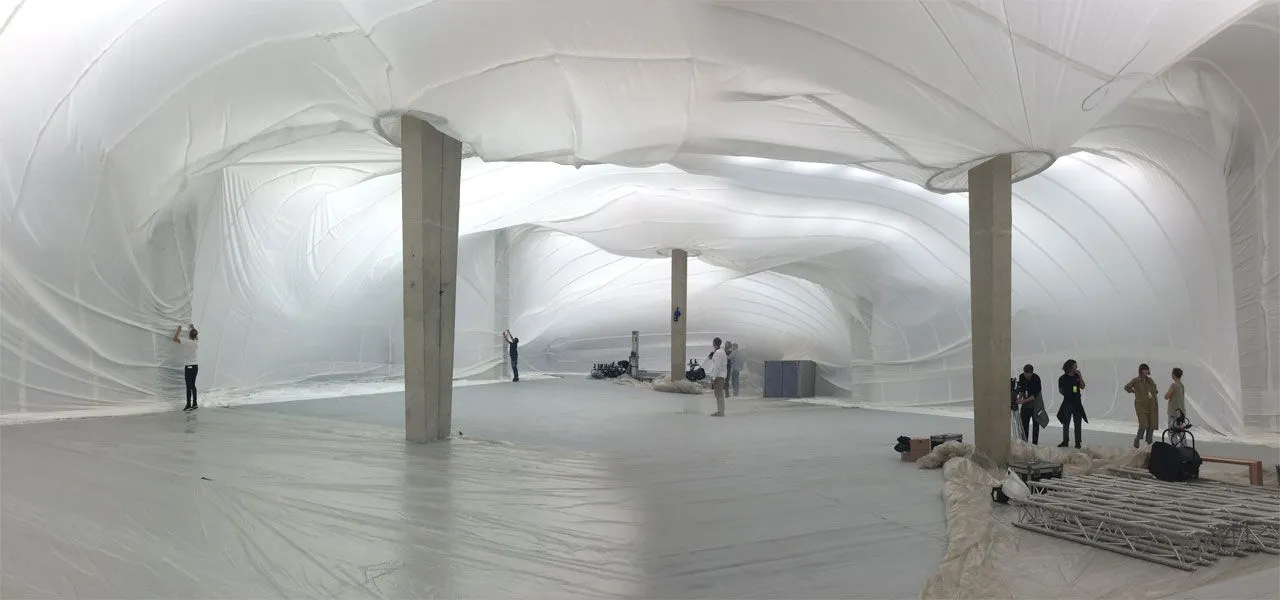 Groba betonska notranjost, popolnoma odeta v tanko napihljivo opno.