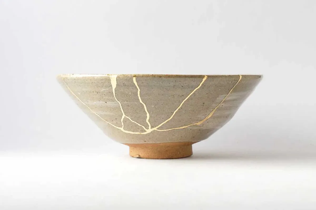 Keramična skodela, popravljena s tradicionalno japonsko tehniko kintsugi.