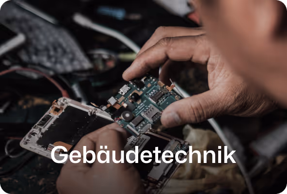 handwerker mit platine in der hand