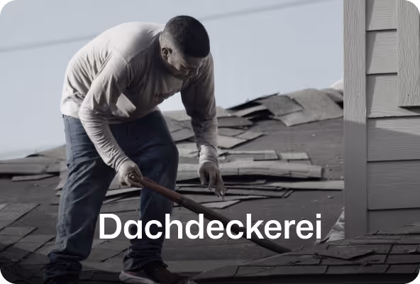 dachdecker auf dem dach