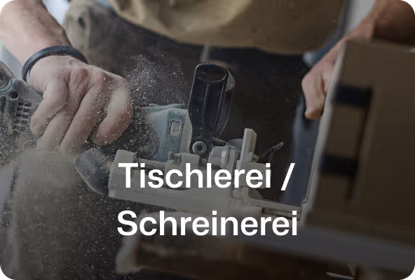 handwerker beim sägen
