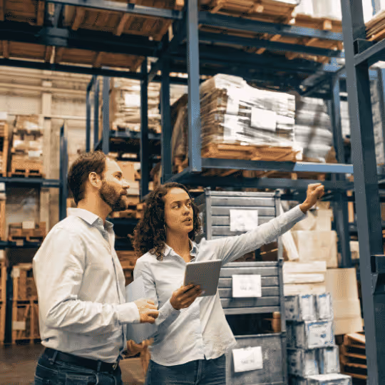 Deux personnes regardent les stocks dans un entrepôt