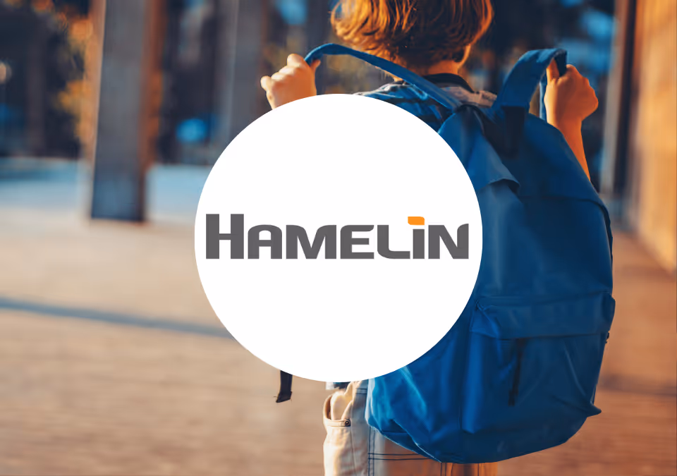 Logo Hamelin sur photo d'un petit garçon avec un cartable