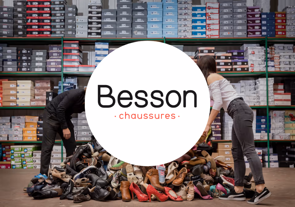 Logo Besson Chaussures sur photo d'une collecte de chaussures