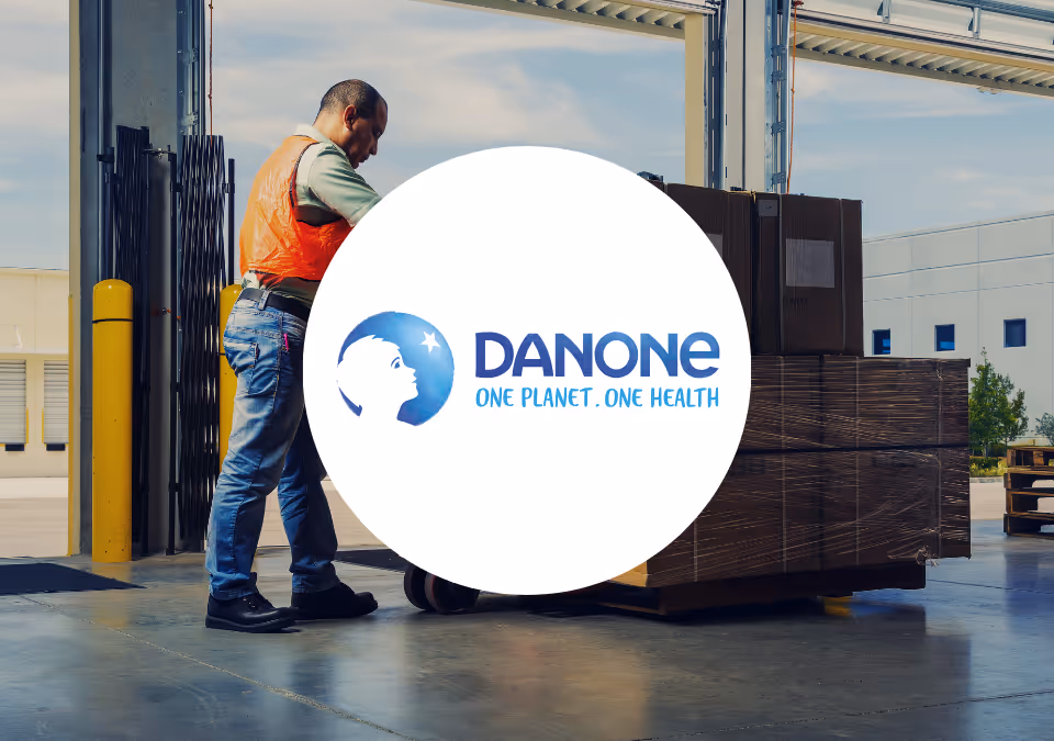 Logo Danone sur une photo d'un homme manipulant un transpalette dans un entrepôt