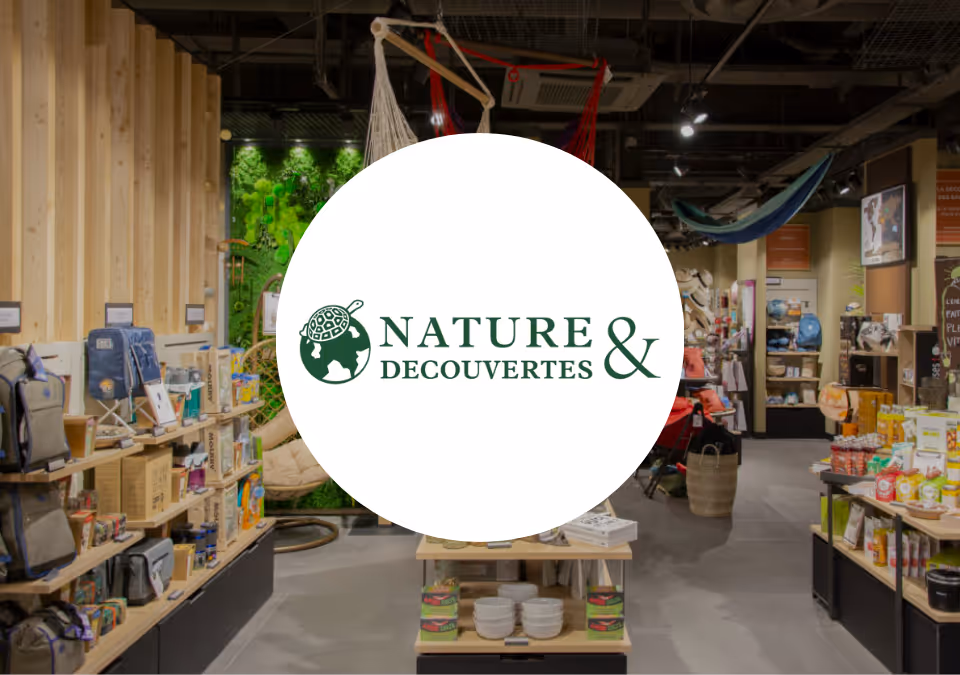 Logo Nature & Découvertes sur photo d'un magasin 