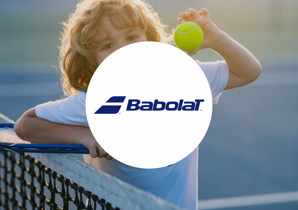 Logo Babolat sur une photo d'un enfant posant avec une balle et une raquette de tennis