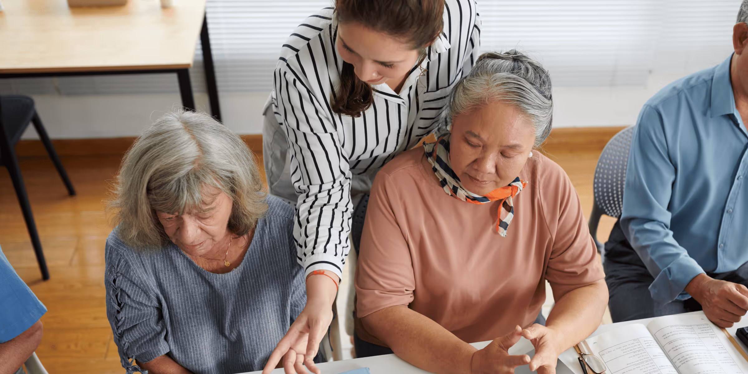 Femme forme deux personnes âgées