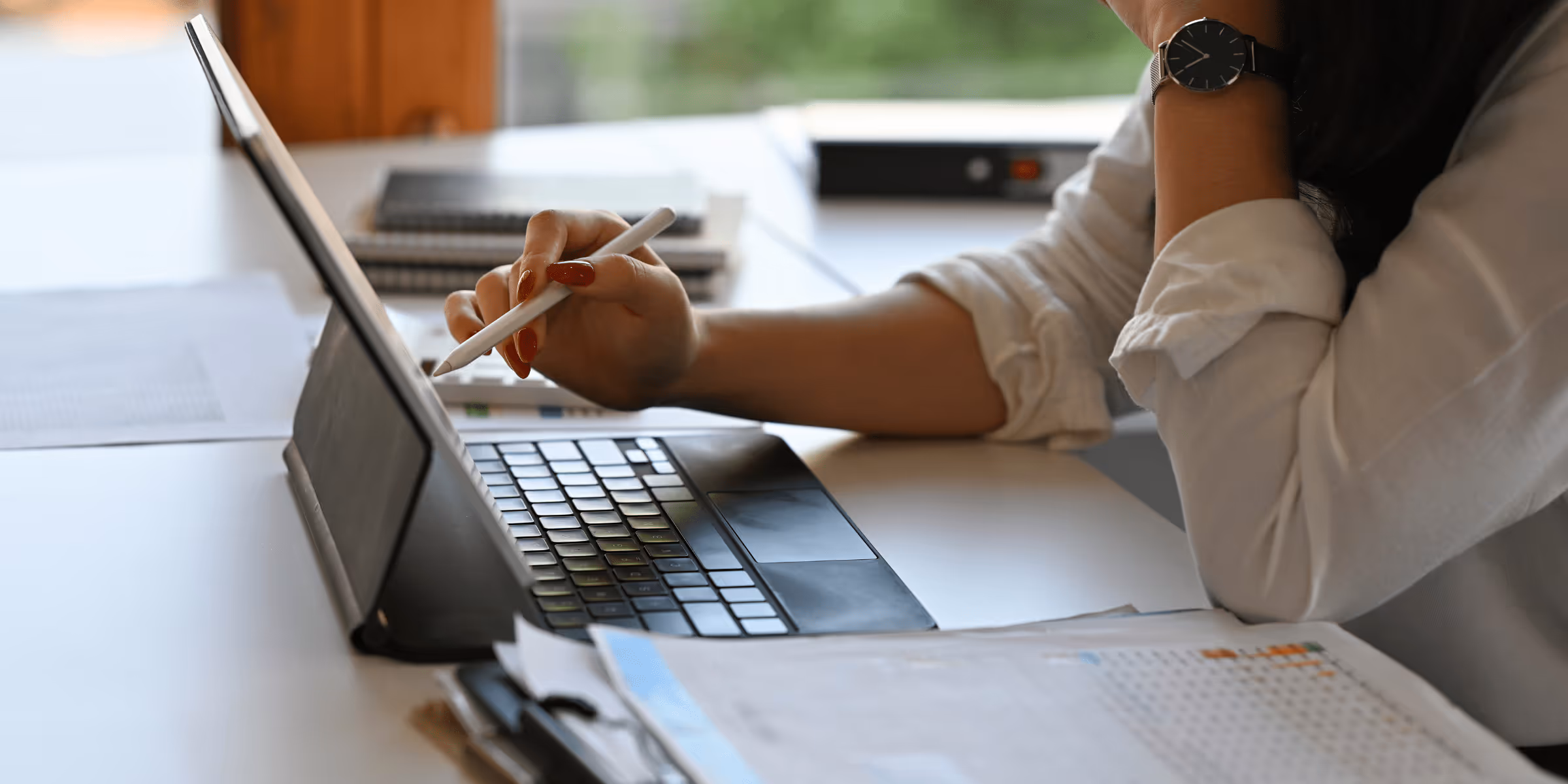 Une femme manipule une tablette avec un stylet