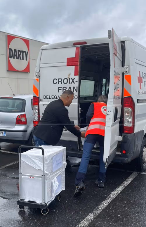 Deux personnes travaillant sur un ordinateur