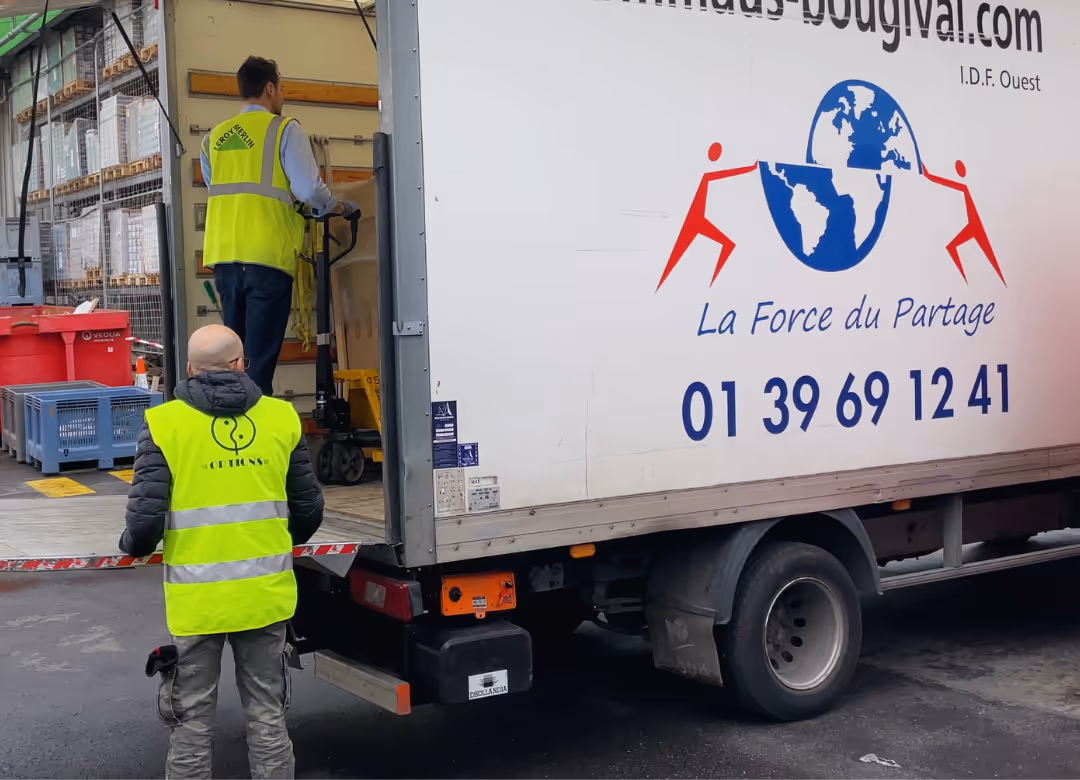 Salarié Comerso chargeant un camion