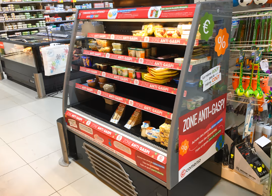 Femme posant un carton dans une étagère