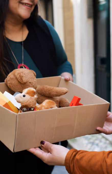 Une personne est sur son ordinateur