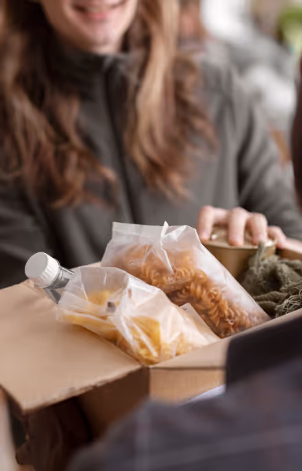 Deux personnes travaillant sur un ordinateur