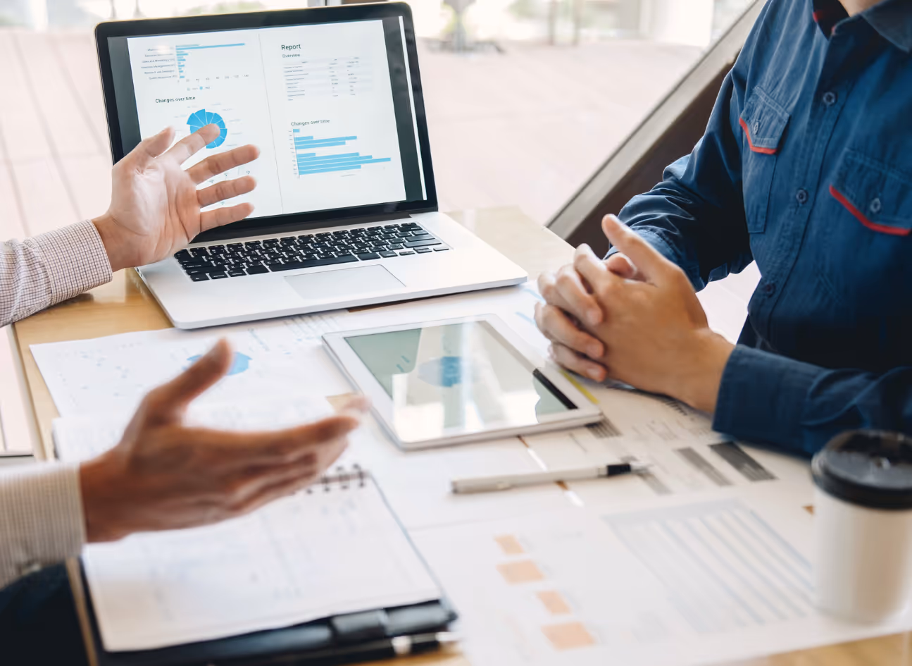 Femme posant un carton dans une étagère