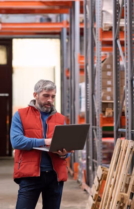 Une personne travaille sur un ordinateur