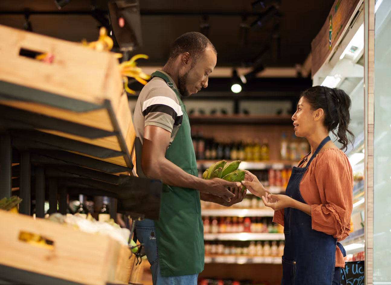 Deux employés de supermarché discutent dans les rayons