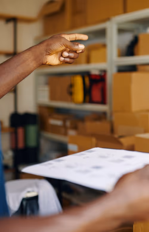 Deux personnes travaillant sur un ordinateur