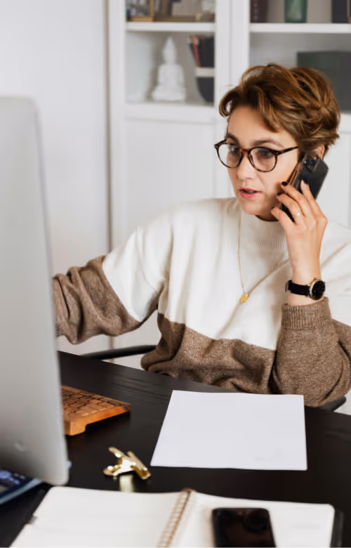 Une femme passe un appel téléphonique