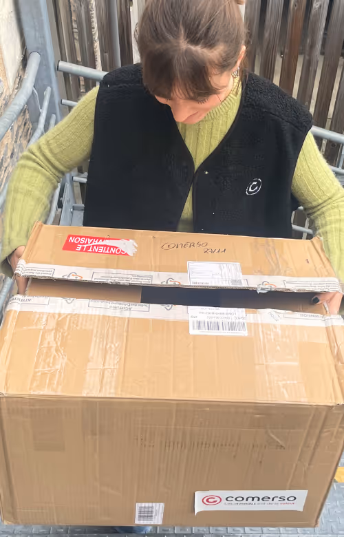 Deux personnes travaillant sur un ordinateur