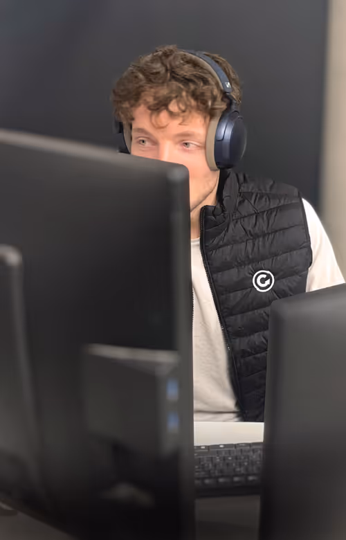 Un collaborateur Comeso est en train de travailler à sont poste 