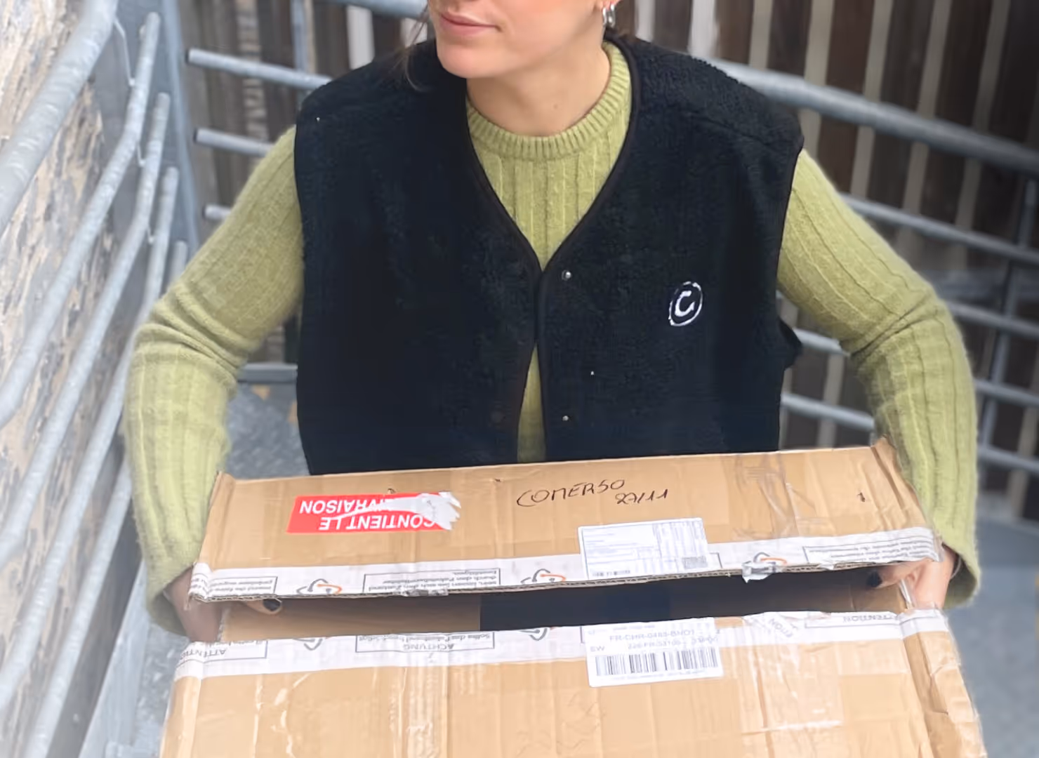 Un collaborateur Comerso livre un carton de don à une association