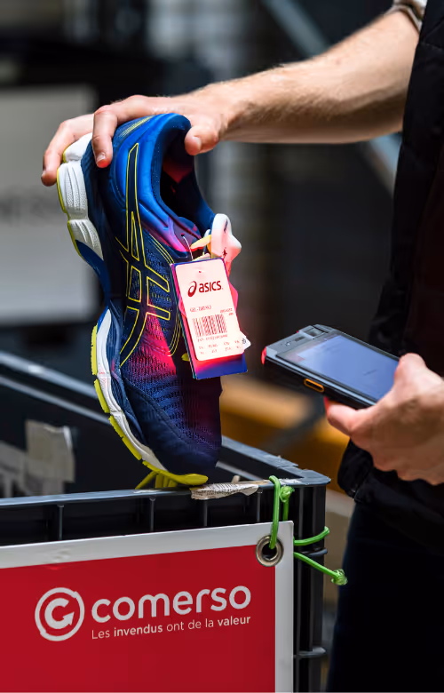 Un employé scanne une chaussure destinée au don 