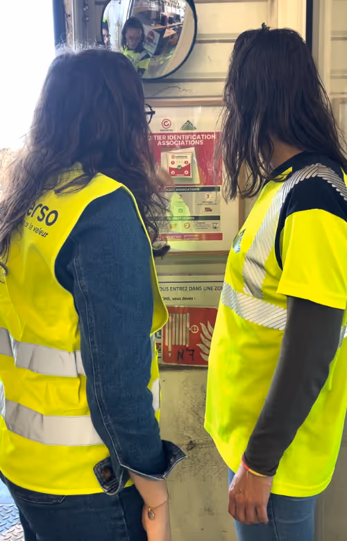 Une personne est sur son ordinateur