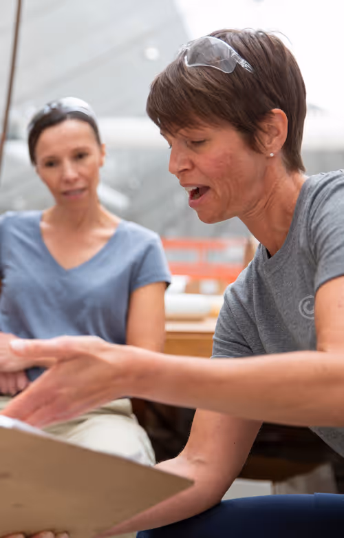 Une personne est sur son ordinateur