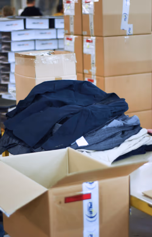 Une personne travaille sur un ordinateur