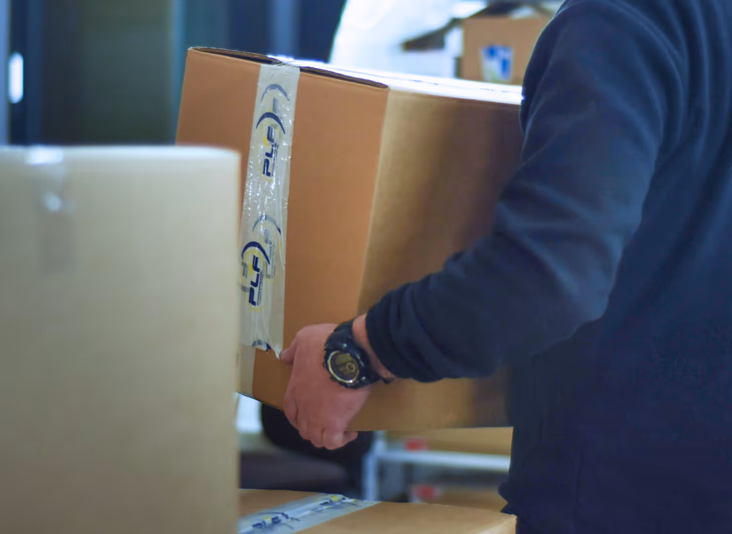 Salarié Comerso chargeant un camion