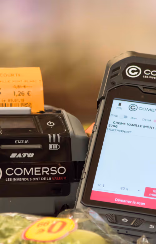 Une personne est sur son ordinateur