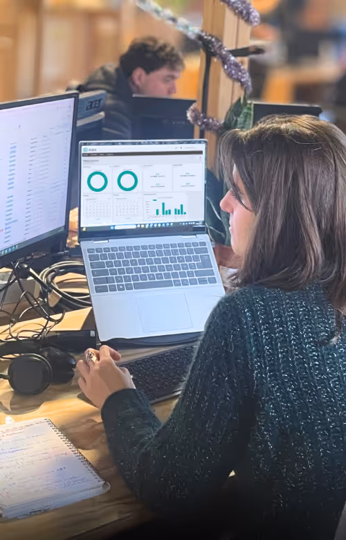 Collaboratrice consulte les données sur C Stat