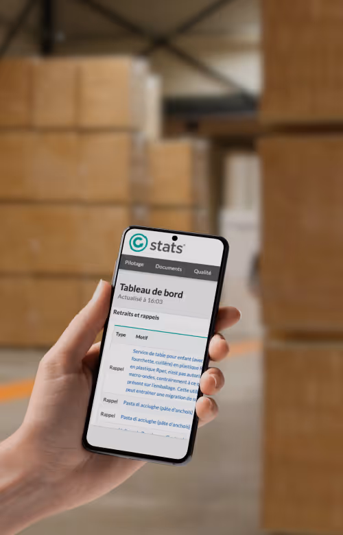 Une personne est sur son ordinateur