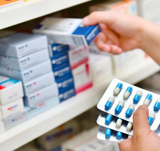 Boîtes de produits en réserve de pharmacie