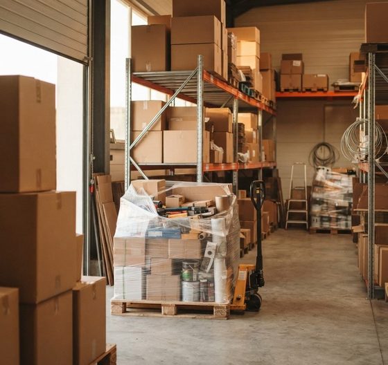 Cartons et palettes en réserve